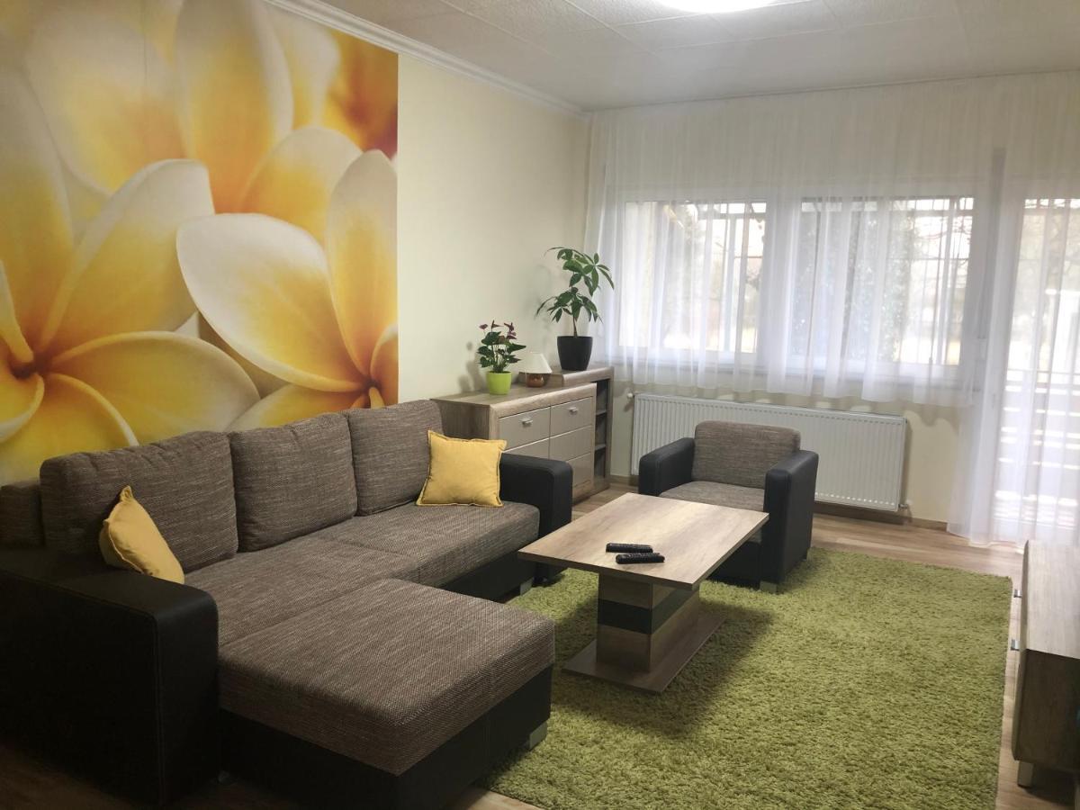 Galeria Deluxe Apartman Mezőkövesd Buitenkant foto