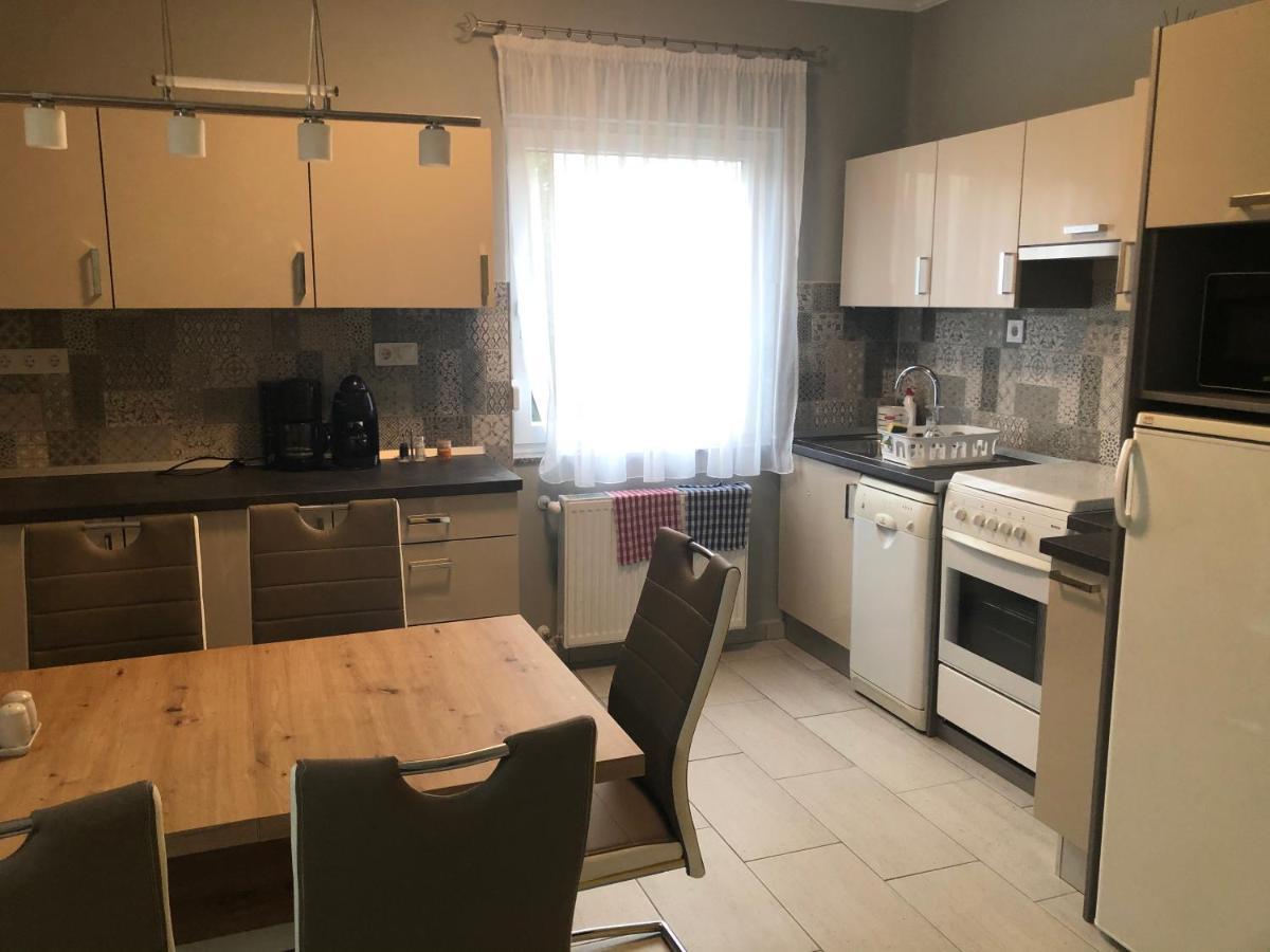 Galeria Deluxe Apartman Mezőkövesd Buitenkant foto