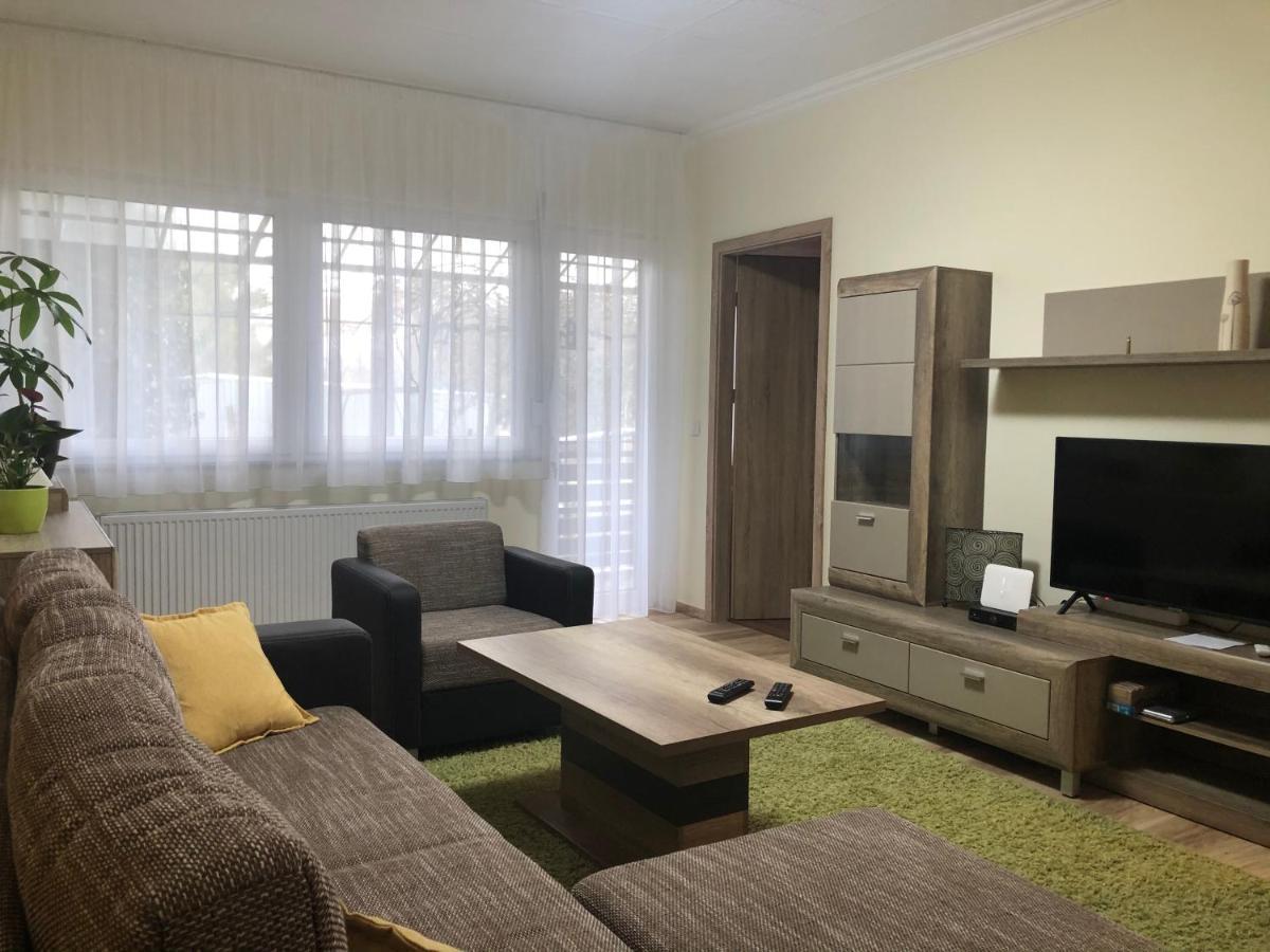 Galeria Deluxe Apartman Mezőkövesd Buitenkant foto